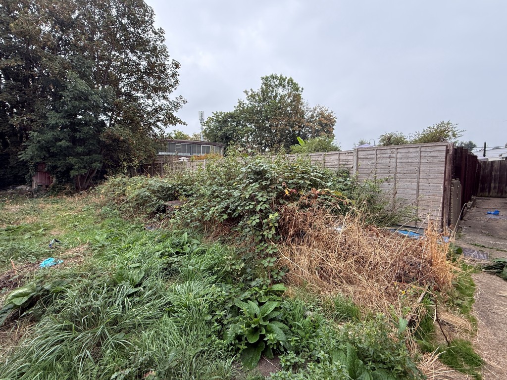 Lot: 96 - VACANT MIXED USE BUILDING WITH POTENTIAL - Garden to rear